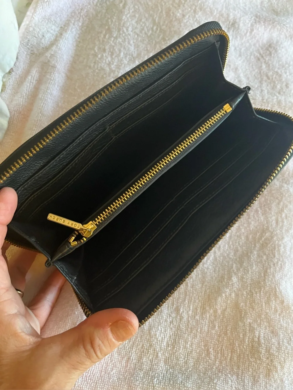 Tory Burch soft Black Leather Zip-Around Wallet excellent condition